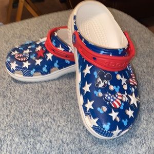 Crocs Size 6 Girl/Women, 4 Boys/Men Red White,Blue. 🧨🔥